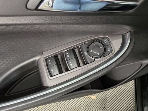 Used 2018 Chevrolet Malibu LT FWD image 11