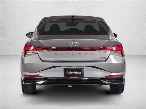 Used 2022 Hyundai Elantra Limited image 7