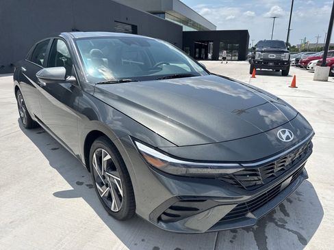 New 2025 Hyundai Elantra Limited image 3