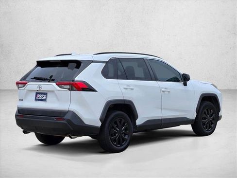 Used 2019 Toyota RAV4 LE FWD image 5