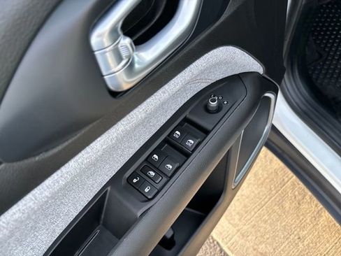 Used 2024 Jeep Compass Latitude image 11