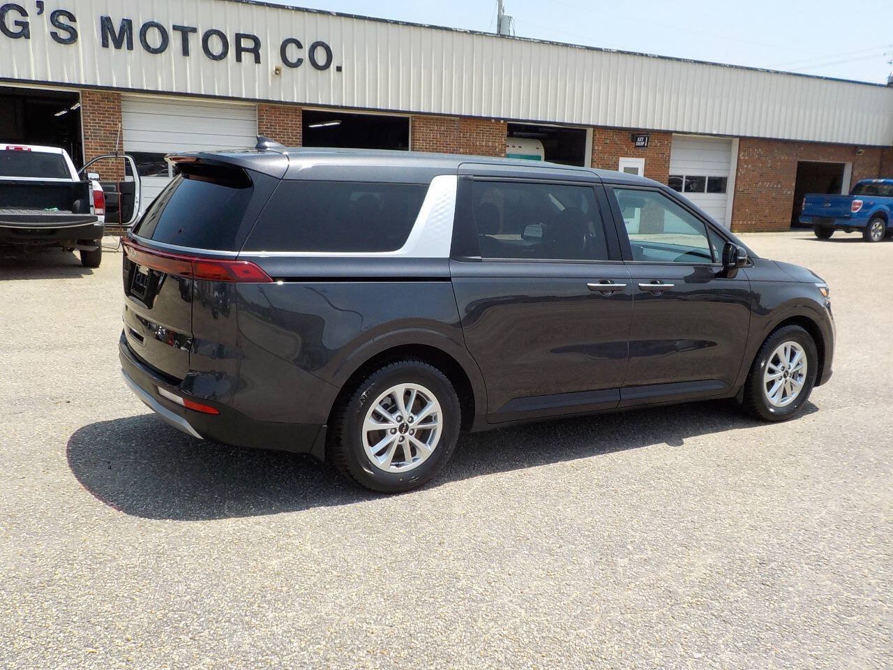 Used 2022 Kia Carnival LX FWD image 5