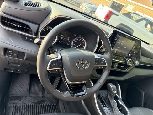 Used 2022 Toyota Highlander XSE AWD/4WD image 15