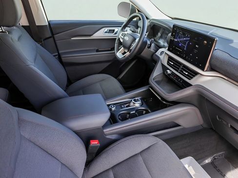 Used 2025 Ford Explorer Active RWD image 32
