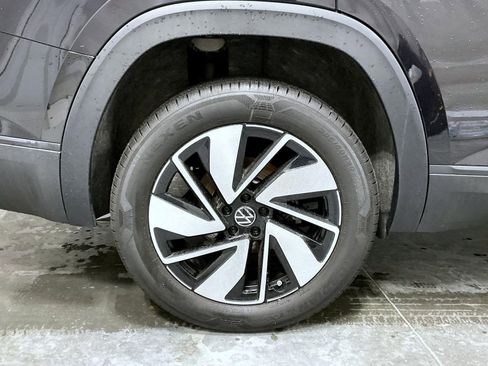 Used 2025 Volkswagen Atlas SE image 24