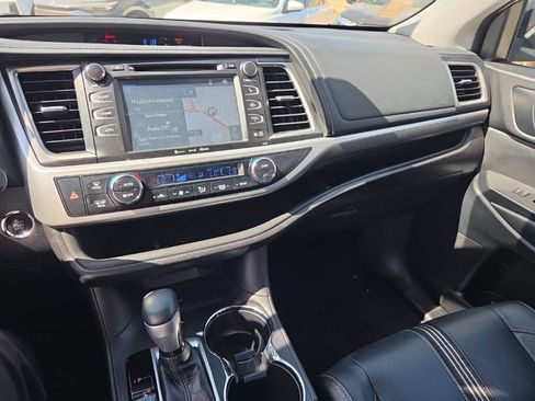 Certified 2018 Toyota Highlander SE FWD image 15