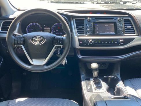 Used 2019 Toyota Highlander LE FWD image 8