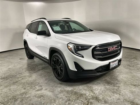 Used 2021 GMC Terrain SLE w/ Elevation Edition image 2