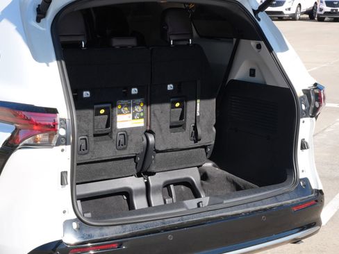 Used 2024 Toyota Sienna Platinum image 23