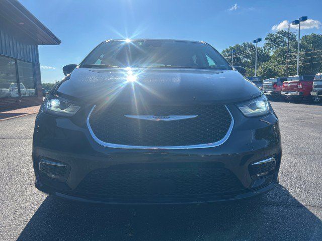 Used 2023 Chrysler Pacifica Touring-L FWD image 3
