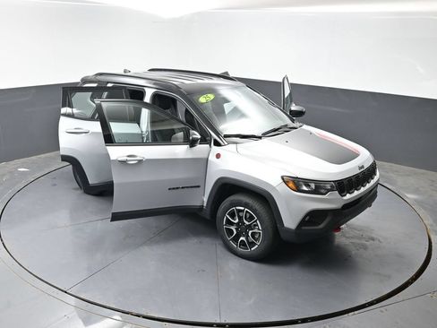 Used 2025 Jeep Compass Trailhawk AWD/4WD image 61