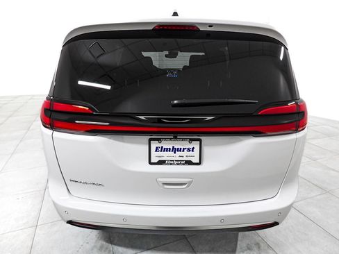 New 2027 Chrysler Pacifica Select FWD image 6