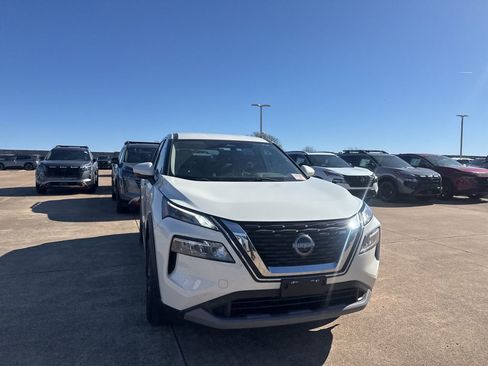 Certified 2023 Nissan Rogue SV image 3