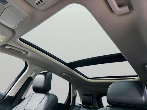 Used 2018 Ford Edge Titanium w/ Equipment Group 301A AWD/4WD image 8