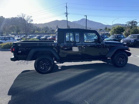 Used 2023 Jeep Gladiator Sport image 7