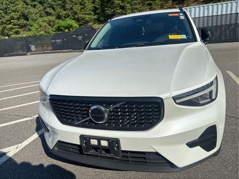 Used 2024 Volvo XC40 B5 Core w/ Protection Package Premier AWD/4WD image 2