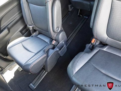 Used 2025 Toyota Sienna XSE FWD image 38
