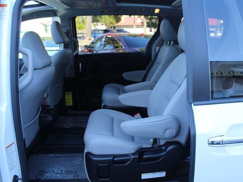 Used 2015 Toyota Sienna Limited Premium FWD image 25