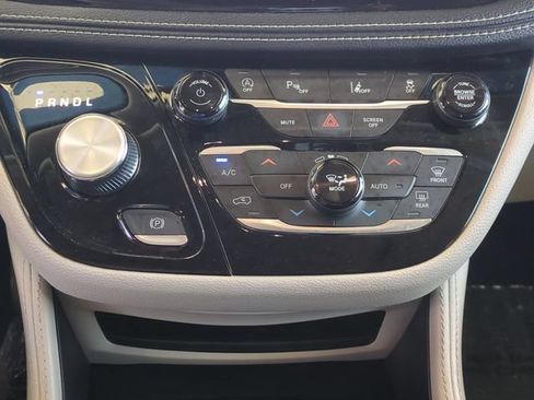 Used 2023 Chrysler Pacifica Limited FWD image 19