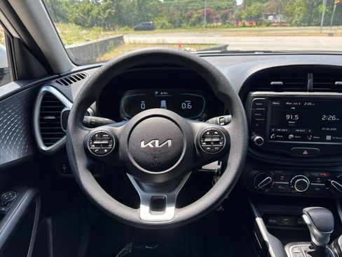Used 2025 Kia Soul LX w/ LX Technology Package FWD image 30