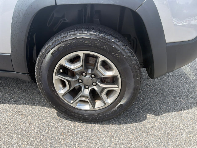 Used 2019 Jeep Cherokee Trailhawk w/ Cold Weather Group AWD/4WD image 18