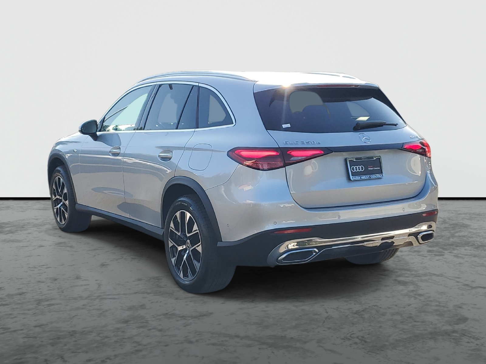 Used 2025 Mercedes-Benz GLC 350e 4MATIC image 3