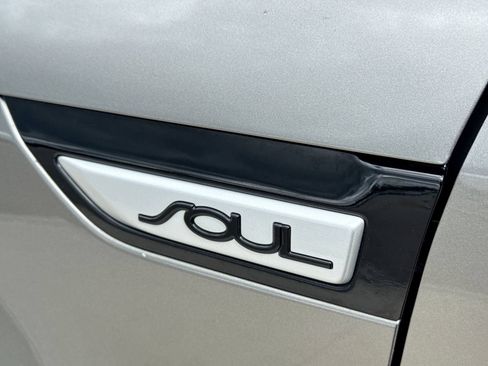 Used 2018 Kia Soul + FWD image 13