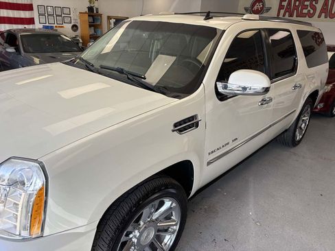 Used 2011 Cadillac Escalade ESV Platinum image 3