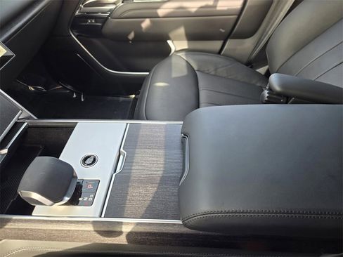 Used 2025 Land Rover Range Rover Autobiography image 23