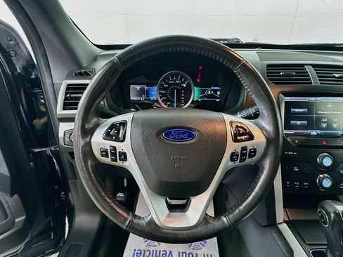 Used 2015 Ford Explorer XLT w/ Equipment Group 202B AWD/4WD image 11