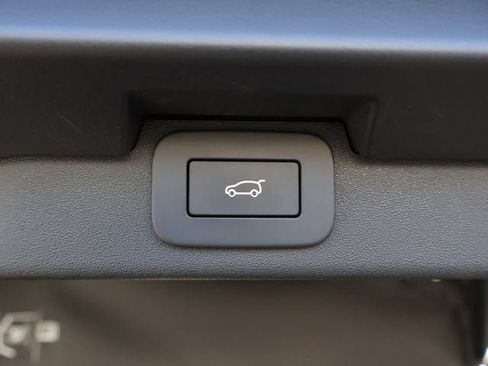 Used 2025 Land Rover Discovery S AWD/4WD image 10