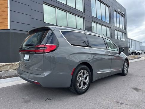 Used 2023 Chrysler Pacifica Limited FWD image 3