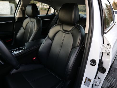 Used 2023 Genesis G70 2.0T image 17