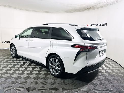 Used 2024 Toyota Sienna Platinum image 5