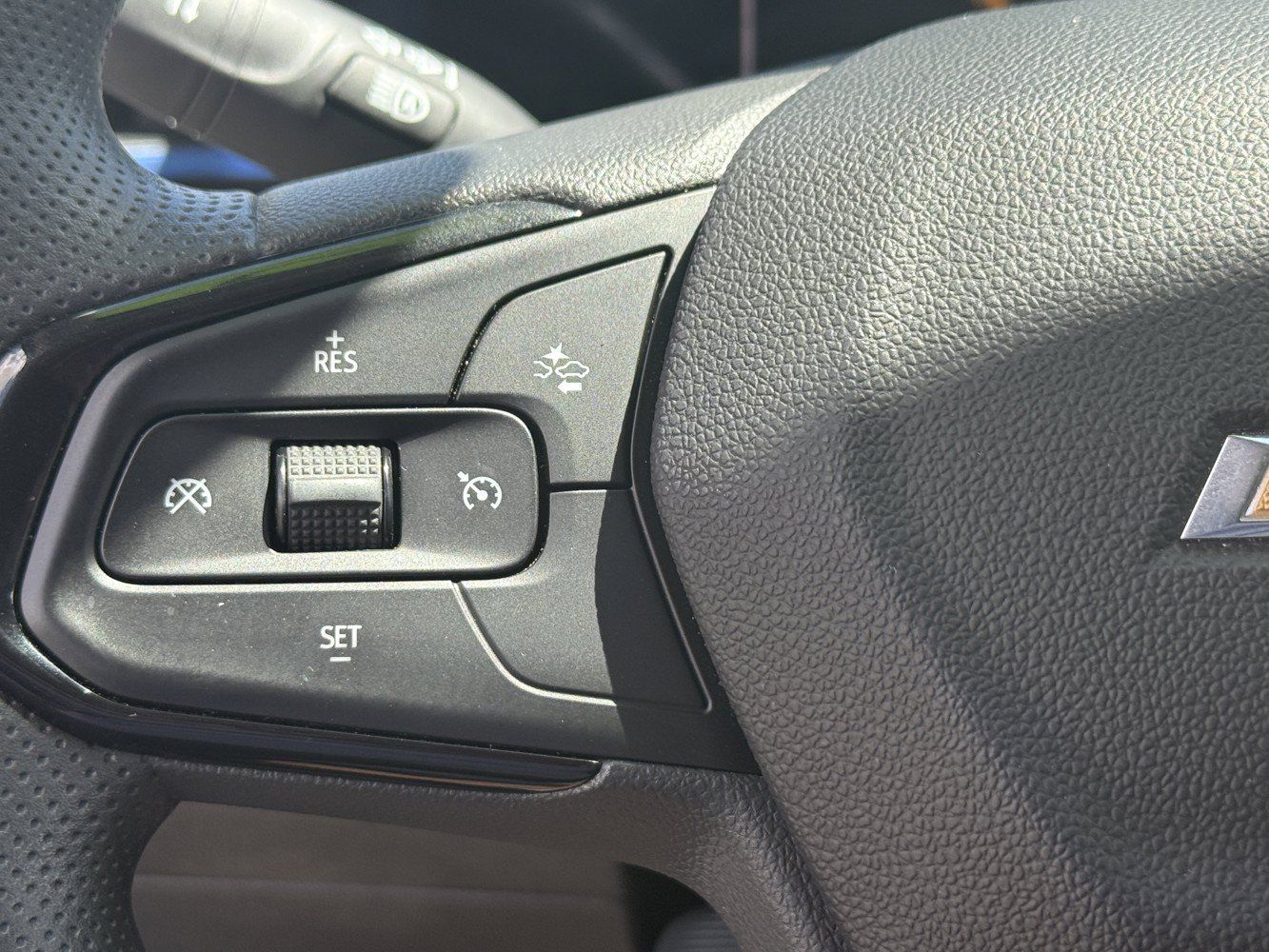 Used 2025 Chevrolet Trax LT FWD image 16
