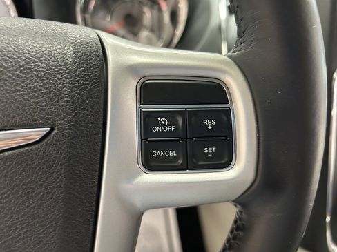 Used 2015 Chrysler Town & Country Touring image 13