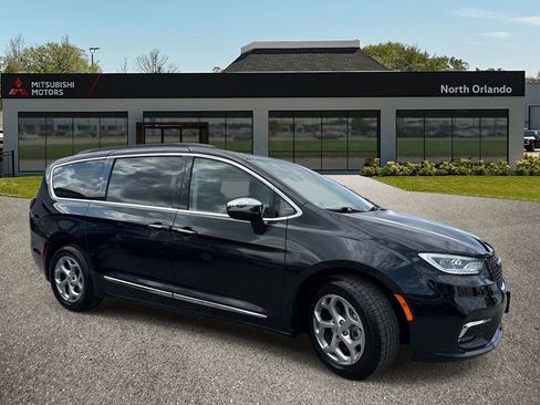 Used 2023 Chrysler Pacifica Limited FWD image 7