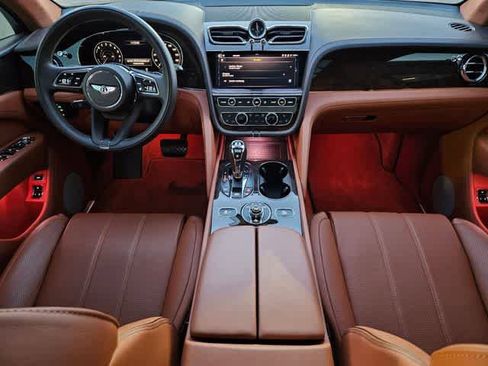 Used 2023 Bentley Bentayga Plug-In Hybrid image 16