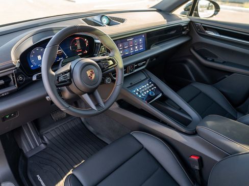 New 2026 Porsche Macan 4 Electric AWD/4WD image 4