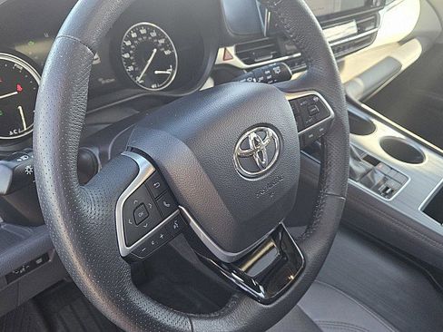 Used 2021 Toyota Sienna Limited image 18