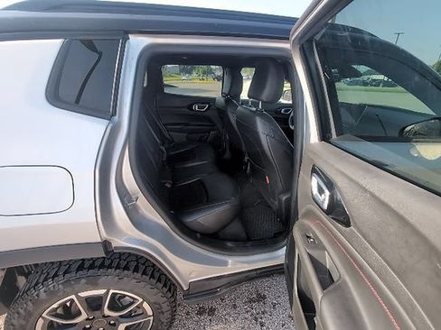 Used 2025 Jeep Compass Trailhawk AWD/4WD image 4