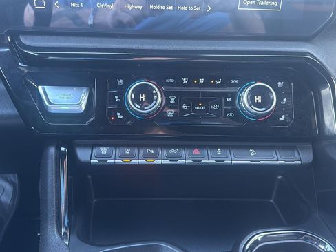 Used 2025 GMC Sierra 2500 AT4 image 25