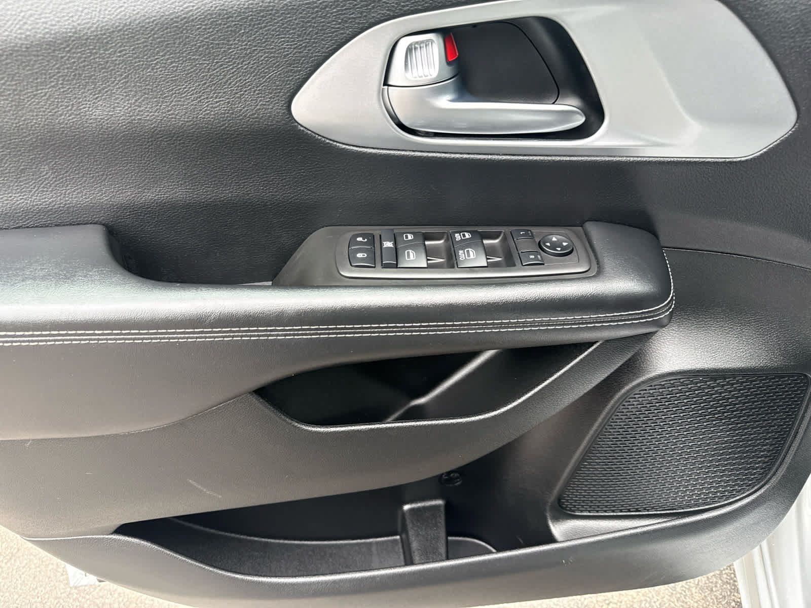 Used 2023 Chrysler Pacifica Touring FWD image 10