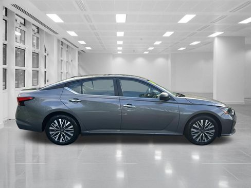 Used 2024 Nissan Altima 2.5 SV FWD image 4
