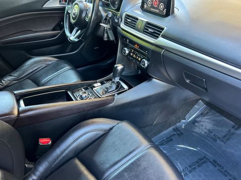 Used 2018 MAZDA MAZDA3 Touring FWD image 16