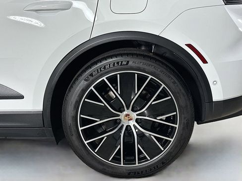 Certified 2025 Porsche Macan Electric image 34