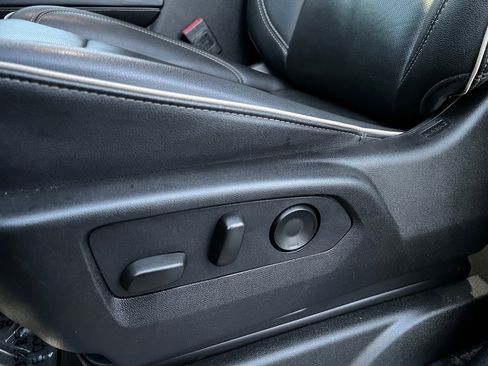 Used 2024 GMC Yukon XL SLT image 25