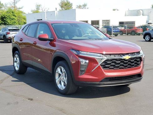Used 2024 Chevrolet Trax LS w/ LS Convenience Package FWD image 2