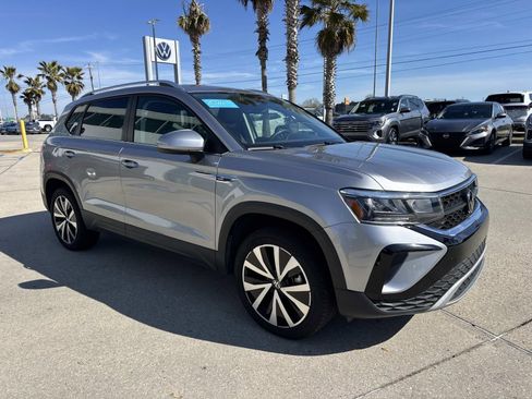 Used 2024 Volkswagen Taos SE image 3