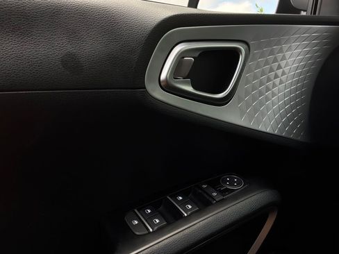 Used 2025 Kia Soul LX w/ LX Technology Package FWD image 19